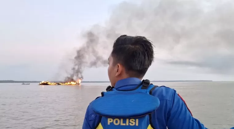 Nahkoda dan ABK KLM Sinar Selamat saat Kapal Terbakar di Perairan Meranti