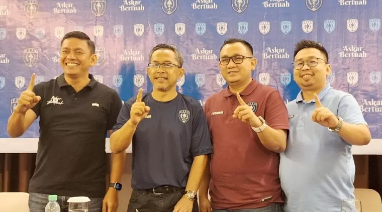 CEO PSPS Pekanbaru, Effendi Syahputra (dua kanan).(ihsan)