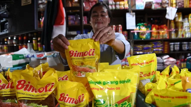 Pedagang minyak goreng tengah merapikan dagangannya. (Foto: Unair News)