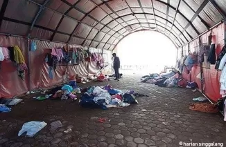 Petugas dari PMI dan Satpol PP membersihkan tenda pengungsi Rohingya yang sudah kosong, Sabtu 1 Juni 2024 di komplek perkantoran bupati di Meulaboh. (Fot: SERAMBI/SA'DUL BAHRI)
