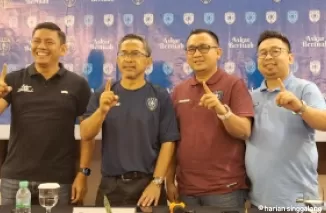 Aji Santoso (dua kiri) resmi menjadi pelatih kepala PSPS Riau.(mhd Ihsan)