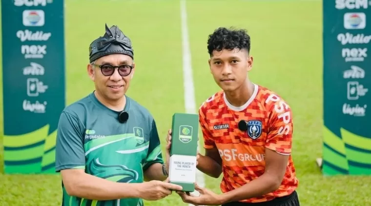 Inilah momen saat Asir Azis menerima penghargaan dari Panpel Liga 2 Indonesia musim lalu.(ist)