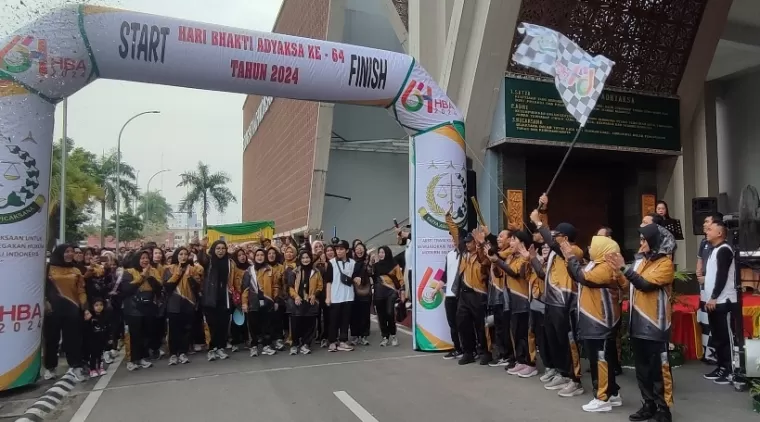 Disuguhi Jajanan Gratis, Jalan Santai Sehat Kejati Riau Sukses Digelar