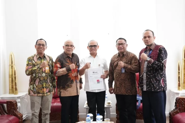 Dirut Bank Mandiri Taspen, Elmamber Sinaga, Dirut ASABRI, Wahyu Suparyono, Penerima Pensiunan Pertama, Letjen TNI (Purn.) Dr. Jonni Mahroza, SIP, MA, MSc, PhD, Komut ASABRI, Fary Djemy Franscis, da Dir Hubungan Kelembagaan ASABRI, Khaidir Abdurrahman.(*)