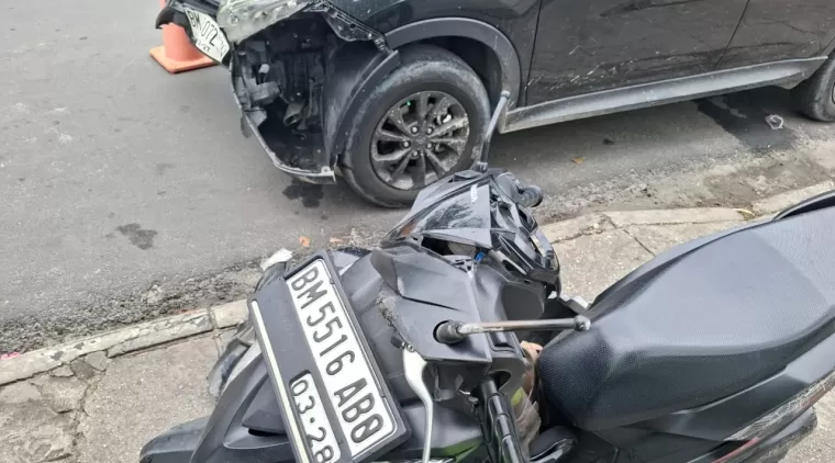 Pengendara Motor Terluka Usai Ditabrak Mobil di Jalan Ahmad Yani Pekanbaru