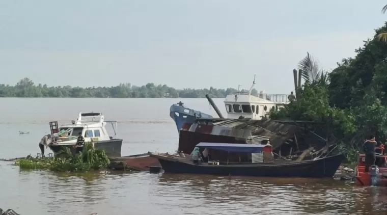 Sejumlah Rumah Warga di Inhil Ambruk ke Sungai, Ini penjelasan Polisi!