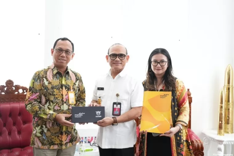 Bank Mandiri Taspen dan ASABRI melangsungkan Penyerahan Pensiunan Pertama dan Tabungan Hari Tua kepada Letjen TNI (Purn.) Dr. Jonni Mahroza, SIP, MA, MSc, PhD yang juga menjabat sebagai Rektor UNHAN (Universitas Pertahanan), Jakarta.(ist)