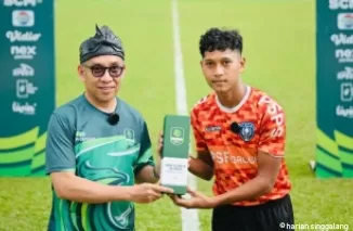 Inilah momen saat Asir Azis menerima penghargaan dari Panpel Liga 2 Indonesia musim lalu.(ist)