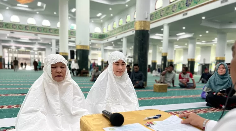 Disaksikan Puluhan Jamaah, Dua Wanita Berhijrah ke Islam di Masjid Agung An-Nur