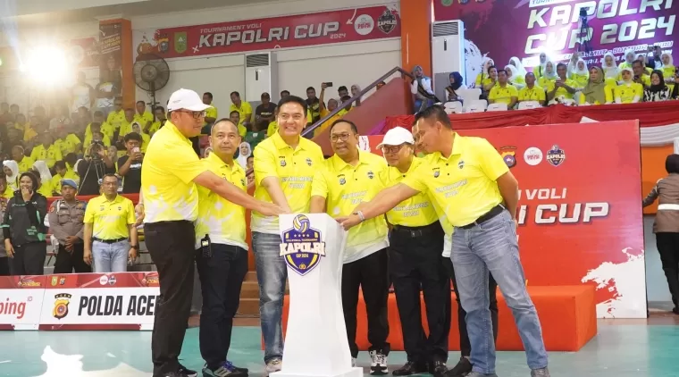 Kapolda Riau Buka Turnamen Voli Kapolri Cup 2024 dengan Pesan Sportifitas