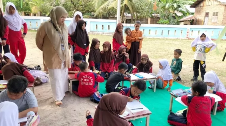 Mahasiswa Kukerta MBKM PGSD Unri Latih Kreativitas Anak di SDN 006 Inhu