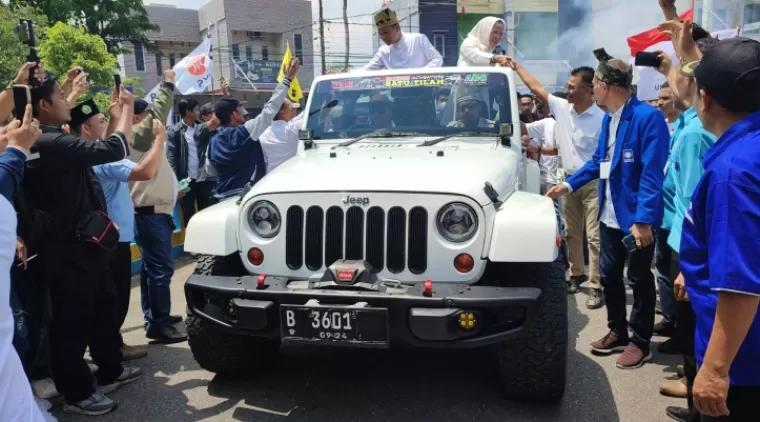 Pakai Jeep Putih, Bang Uun dan Ade Daftar ke KPU Pekanbaru