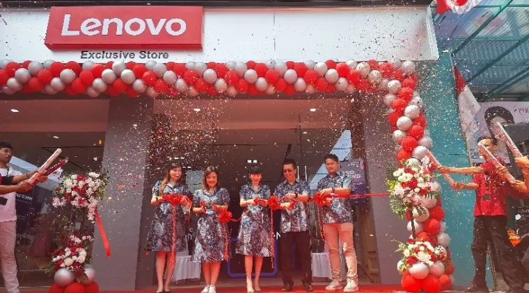 Beginilah suasana pemotongan pita di Grand Opening Lenovo Exclusive Store Kristalindo Pekanbaru, Kamis (15/8/2024).(*)