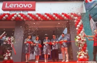 Beginilah suasana pemotongan pita di Grand Opening Lenovo Exclusive Store Kristalindo Pekanbaru, Kamis (15/8/2024).(*)