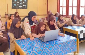 Mahasiswi Kukerta membimbing pelatihan Microsoft office word