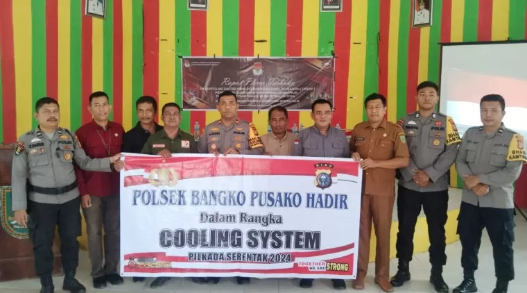 Kapolsek Bangko Pusako, Iptu Awi Ruben bersama Camat Bangko Pusako, Drs. Adnan dan Ketua PPK Bangko Pusako, Ganda foto bersama masyarakat usai giat cooling system Pilkada Damai.(ist)