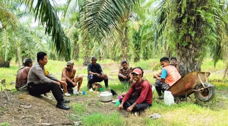 Suasana bahagia terlihat saat Bhabinkamtibmas Bangko Kanan, Aipda M. Rifai HRP, menyapa para petani.(ist)