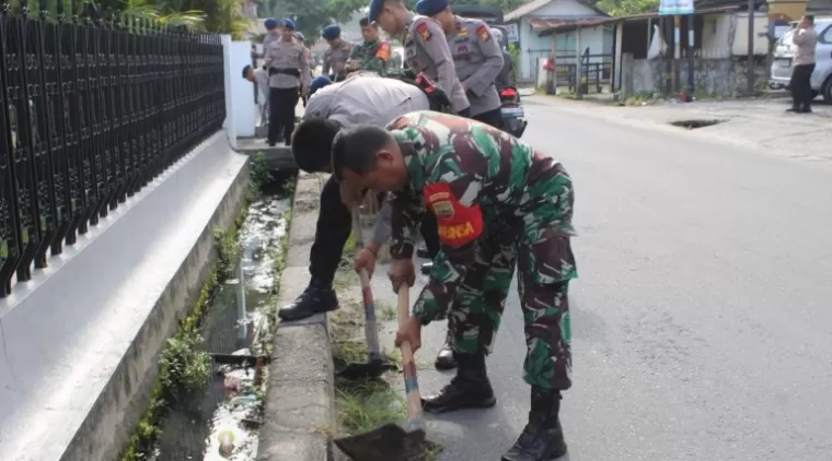 Brimob dan Koramil Sukajadi Bersatu, Ciptakan Lingkungan Bersih dan Aman di Kota Pekanbaru