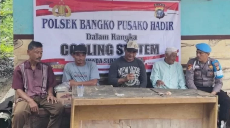 Beginilah suasana saat Kanit Propam Polsek Bangko Pusako, Bripka Sopandra Sianturi berdiakusi dengan warga.(ist)