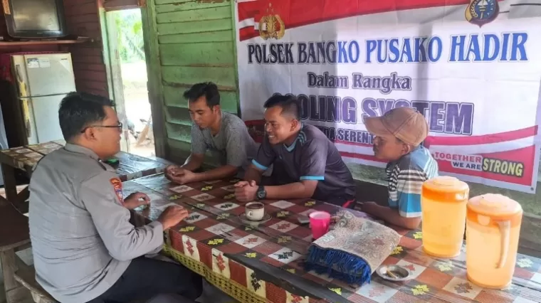 Dari Warung ke Warung, Personel Polsek Bangko Pusako Sampaikan Pesan Damai Pilkada 2024