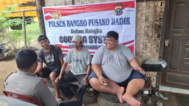 Di Bengkel Hartono, Bripka Denny Serukan Pesan Pilkada Damai ke Warga