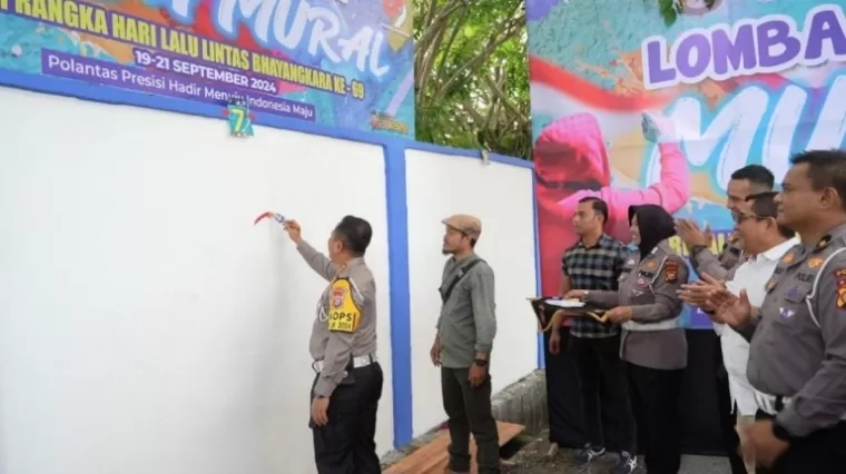 Dirlantas Polda Riau Ajak Seniman Riau Kampanye Tertib Lalu Lintas Melalui Mural