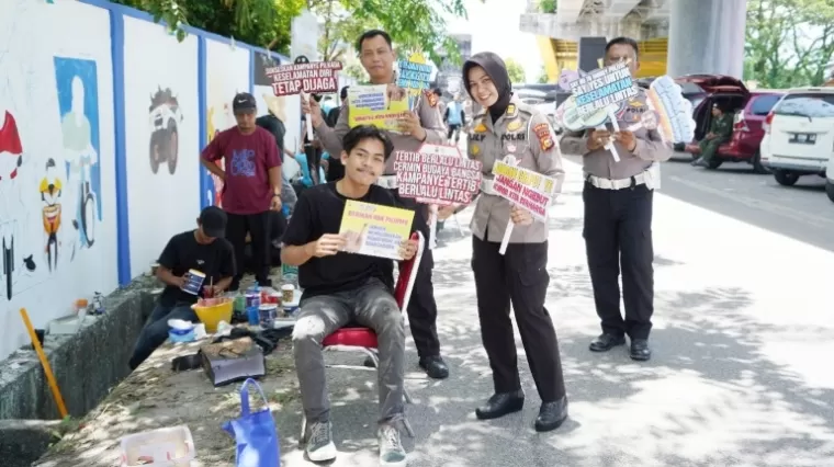 Ditlantas Polda Riau Sosialisasikan Tertib Lalu Lintas di Tengah Lomba Mural Pekanbaru