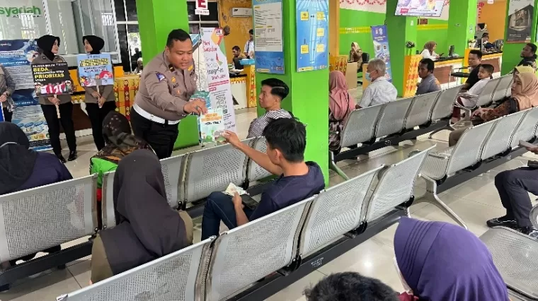 Edukasi Keselamatan dan Bahaya Hoax, Ditlantas Polda Riau Kembali Sapa Wajib Pajak di Samsat