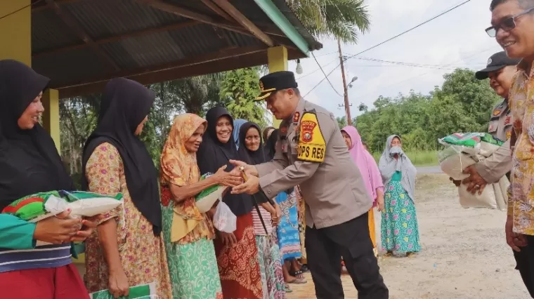 Kapolres Rohil Cooling System di Rumah Tokoh Masyarakat Sintong dan Santuni Anak Yatim