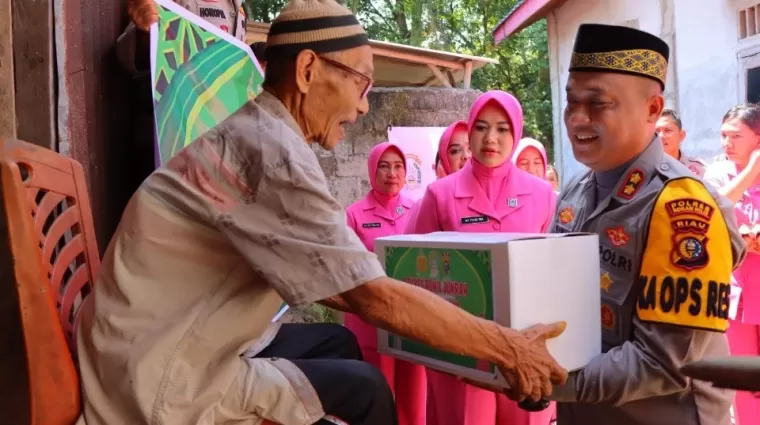 Kapolres Rohil Sambangi Warga dan Berikan Paket Sembako dalam Kegiatan Cooling System