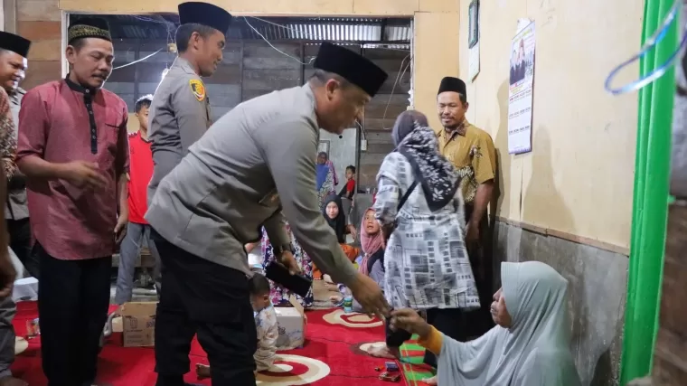 Kapolres Rokan Hilir Melayat ke Rumah Duka Korban Serangan Buaya, Begini Pesannya