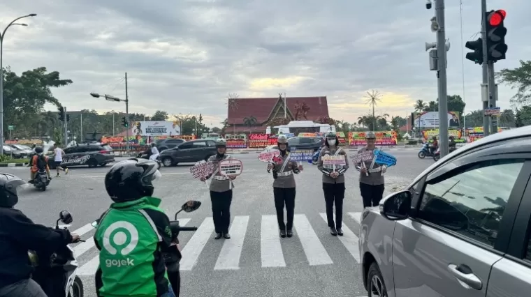 Sapa Pengendara di Pekanbaru, Tim Cooling System Polda Riau Hadir di Tugu Perjuangan