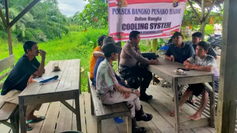 Ngobrol Santai di Warung, Polsek Bangko Pusako Bangun Pilkada Tanpa Konflik