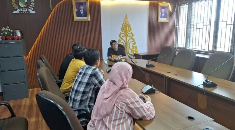 Perwakilan pedagang saat berdiskusi dengan Ketua Pansus DPRD Kota Pekanbaru, Doni Saputra.(*)