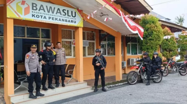 Pilkada 2024: Polresta Pekanbaru dan Sat Brimob Polda Riau Gelar Patroli Rutin di Kantor Bawaslu