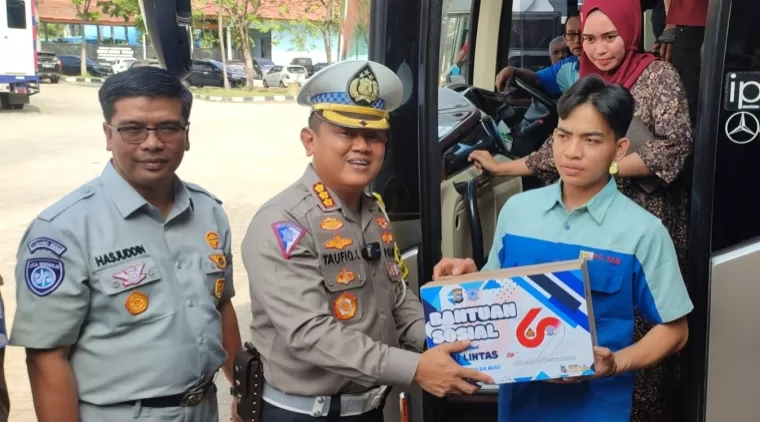 Polantas Riau Gelar Aksi Peduli, Bagikan Sembako hingga Bakti Kesehatan di Terminal AKAP