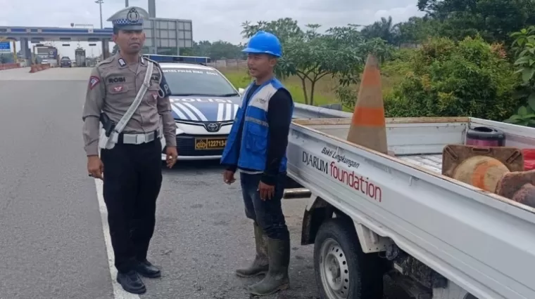 Polisi Riau Aktif Edukasi Pengendara di Jalan Tol, Jaga Kondusivitas Pilkada 2024