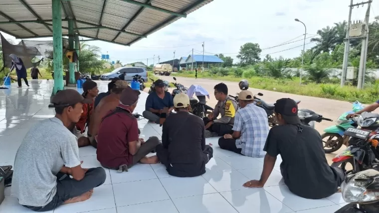 Polsek Bangko Pusako Edukasi Buruh Tentang Pentingnya Kamtibmas Jelang Pilkada