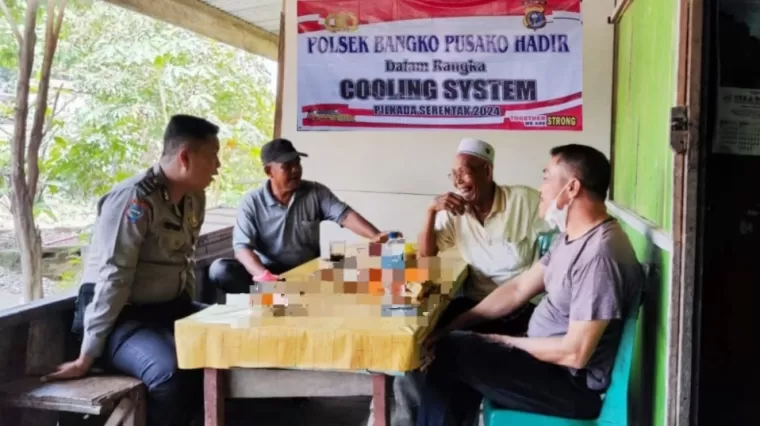 Sambil Ngopi, Warga Dapat Pesan Penting Pilkada Damai dari Polsek Bangko Pusako