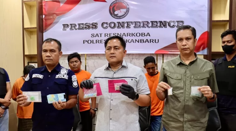 Sejoli dan Rekan Ditangkap, Polisi Amankan 42,8 Gram Sabu dan 24 Butir Ekstasi