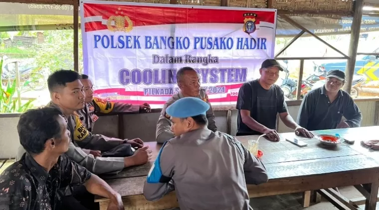 Beginilah suasana saat personel Polsek Bangko Pusako, Kabupaten Rokan Hilir saat menyambangi warga Dusun Balam Selatan Kepenghuluan Bangko Bakti.(ist)