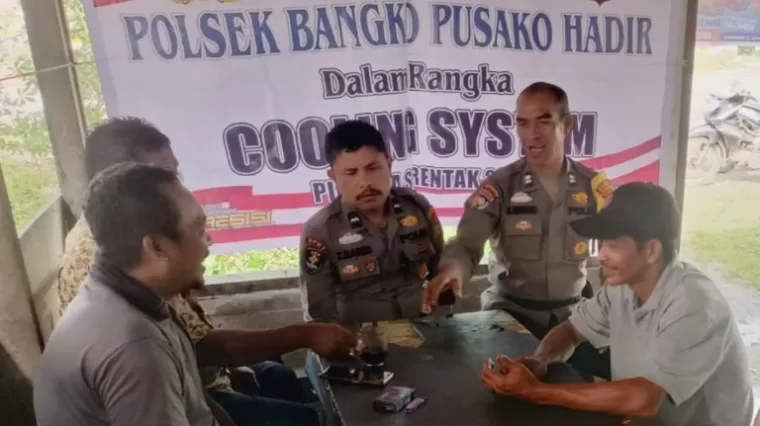 Anggota Polsek Bangko Pusako, Aiptu M. Sihombing yang merupakan Bhabinkamtibmas Bangko Makmur, Aipda Z. Barus, dan Aipda Caverius, hadir untuk memberikan himbauan kepada masyarakat.(*)