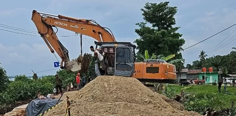 Turunkan Alat Berat,  Dinas PUPR Provinsi Riau Tangani Longsor di Jalan Lintas Rengat-Tembilahan