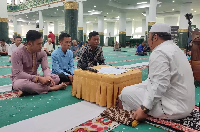 Terinspirasi Keindahan Islam, Tiga Pemuda Ucapkan Syahadat di Masjid Agung An Nur