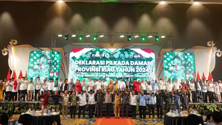 32 Calon Bupati, 8 Wali Kota, dan 3 Gubernur Tandatangani Komitmen Pilkada Damai Riau