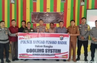 Kapolsek Bangko Pusako, Iptu Awi Ruben bersama Camat Bangko Pusako, Drs. Adnan dan Ketua PPK Bangko Pusako, Ganda foto bersama masyarakat usai giat cooling system Pilkada Damai.(ist)