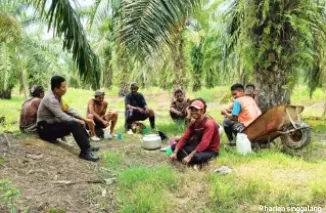 Suasana bahagia terlihat saat Bhabinkamtibmas Bangko Kanan, Aipda M. Rifai HRP, menyapa para petani.(ist)