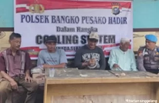 Beginilah suasana saat Kanit Propam Polsek Bangko Pusako, Bripka Sopandra Sianturi berdiakusi dengan warga.(ist)