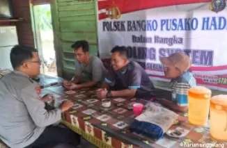 Dari Warung ke Warung, Personel Polsek Bangko Pusako Sampaikan Pesan Damai Pilkada 2024