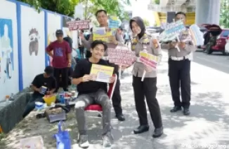 Ditlantas Polda Riau Sosialisasikan Tertib Lalu Lintas di Tengah Lomba Mural Pekanbaru